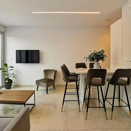 Apartment Phaedrus Living