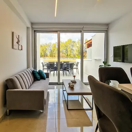 Phaedrus Living - Seaside Deluxe Flat Harbour 107 * Paphos